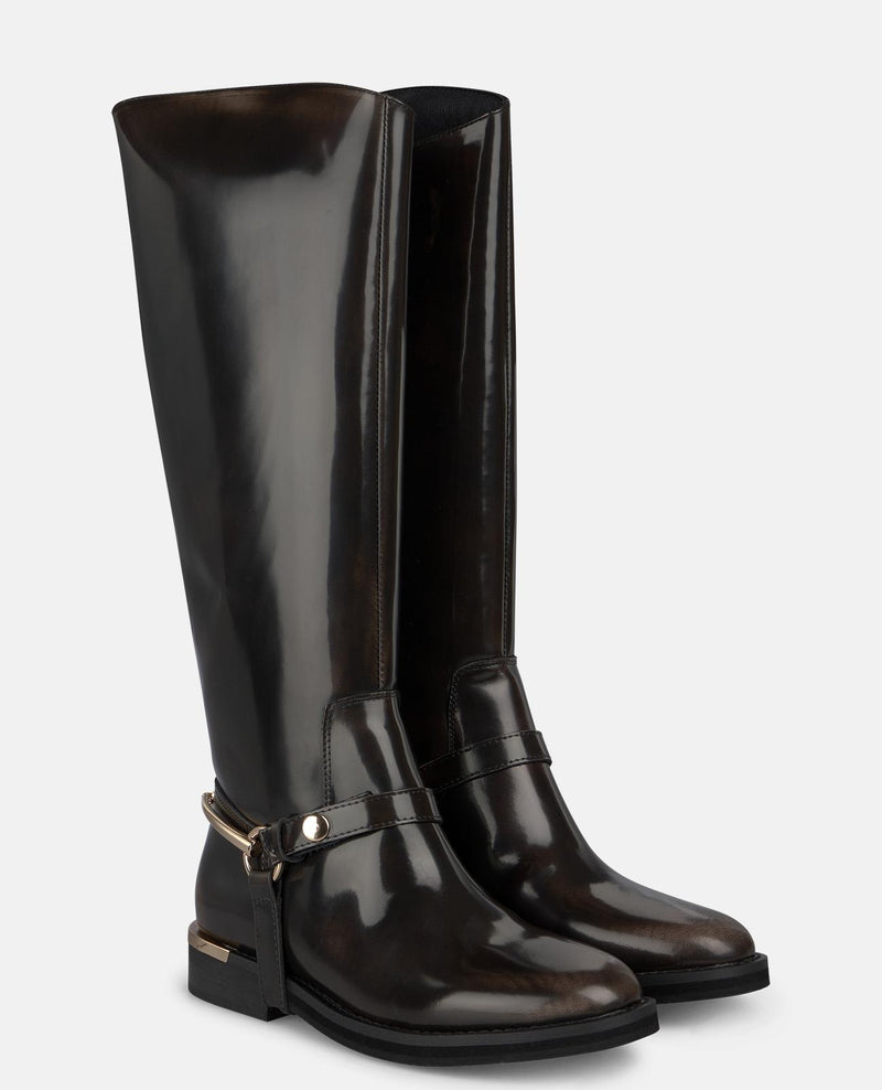 BOTA RASA COM DETALHES METALIZADOS