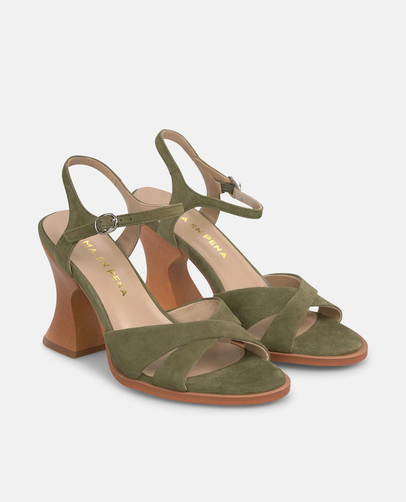 SANDÁLIA COM SALTO DE MADEIRA