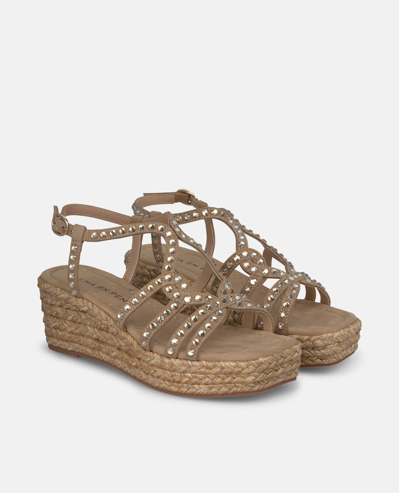 SANDALIA CUÑA CON TACHAS