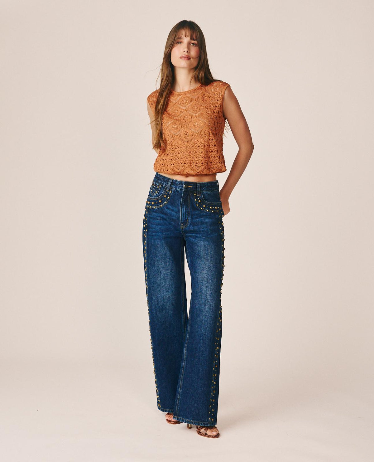 PANTALÓN VAQUERO TACHAS METÁLICAS