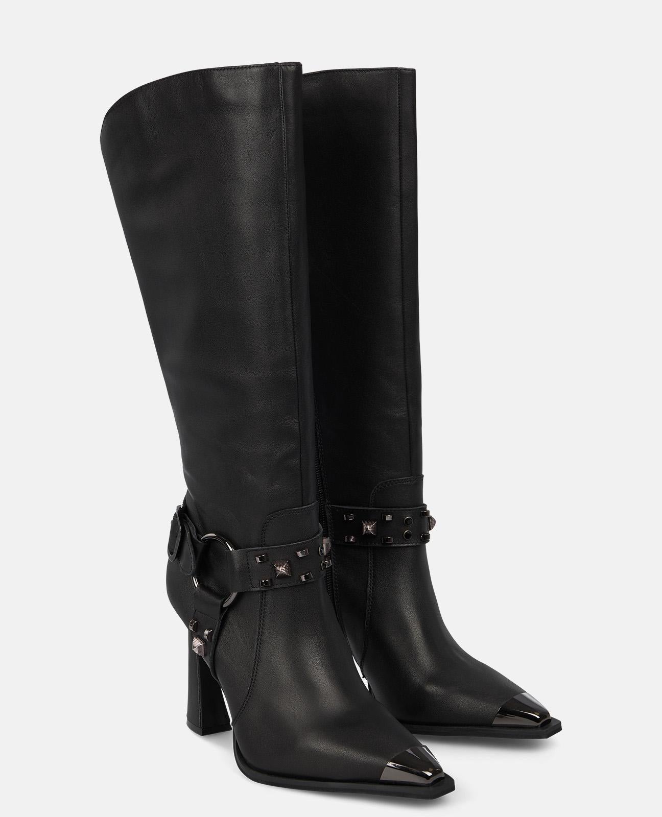 BOTA ALTA CON DETALLES METÁLICOS