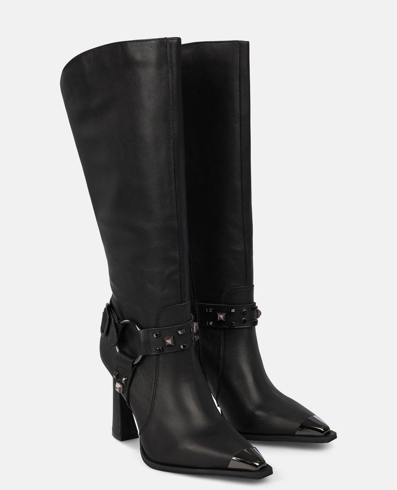 BOTA ALTA CON DETALLES METÁLICOS