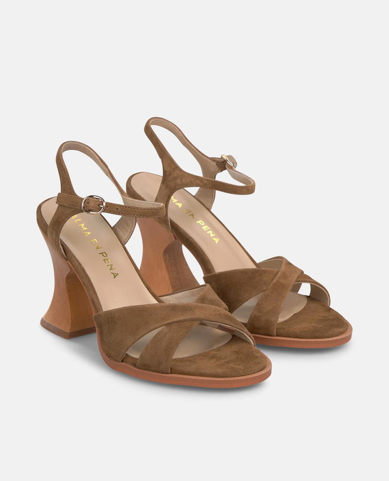 SANDÁLIA COM SALTO DE MADEIRA