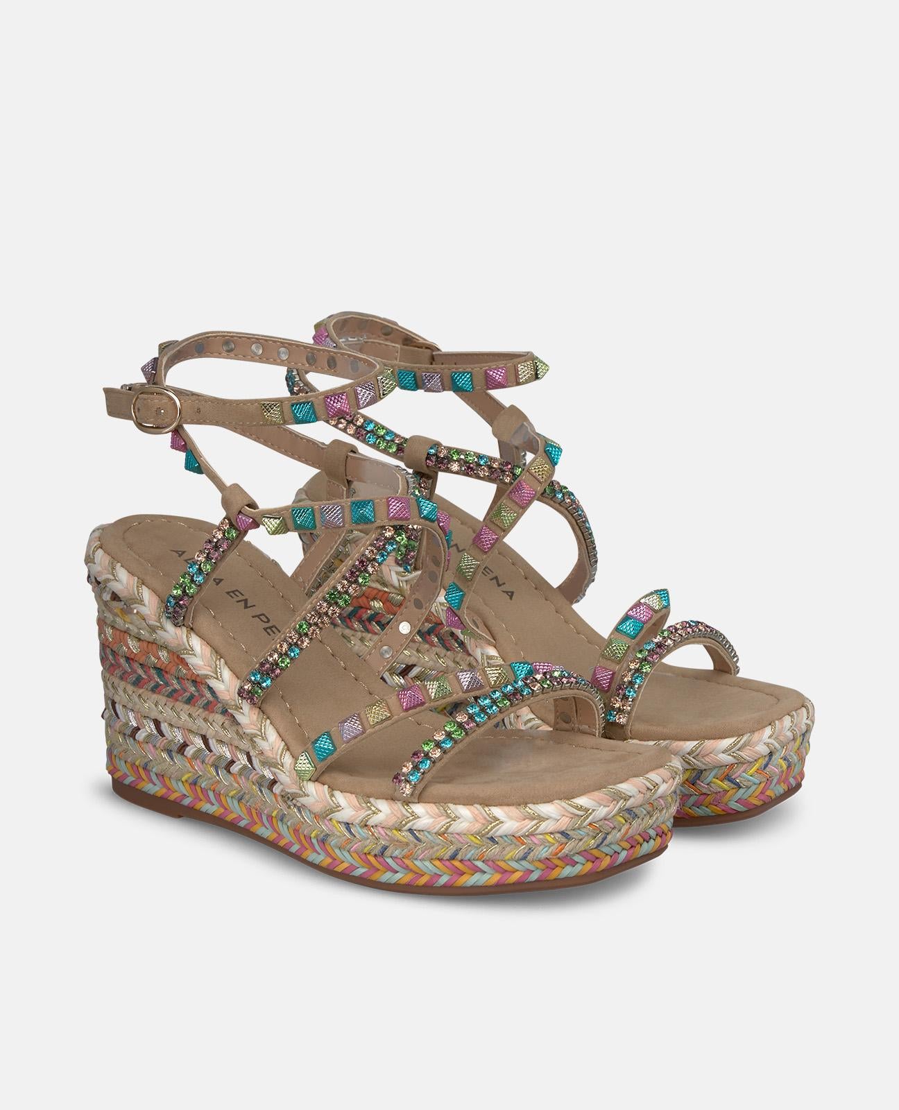 SANDALIA CUÑA TACHAS MULTICOLOR