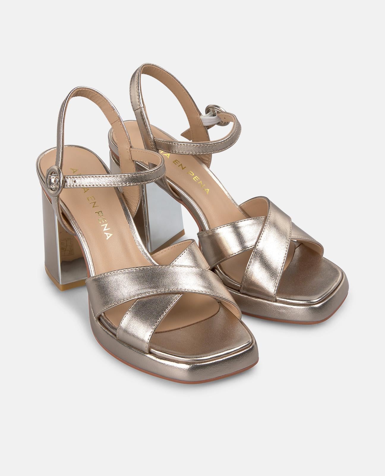 SANDALE MIT GEKREUZTEN SCHNALLENRIEMEN