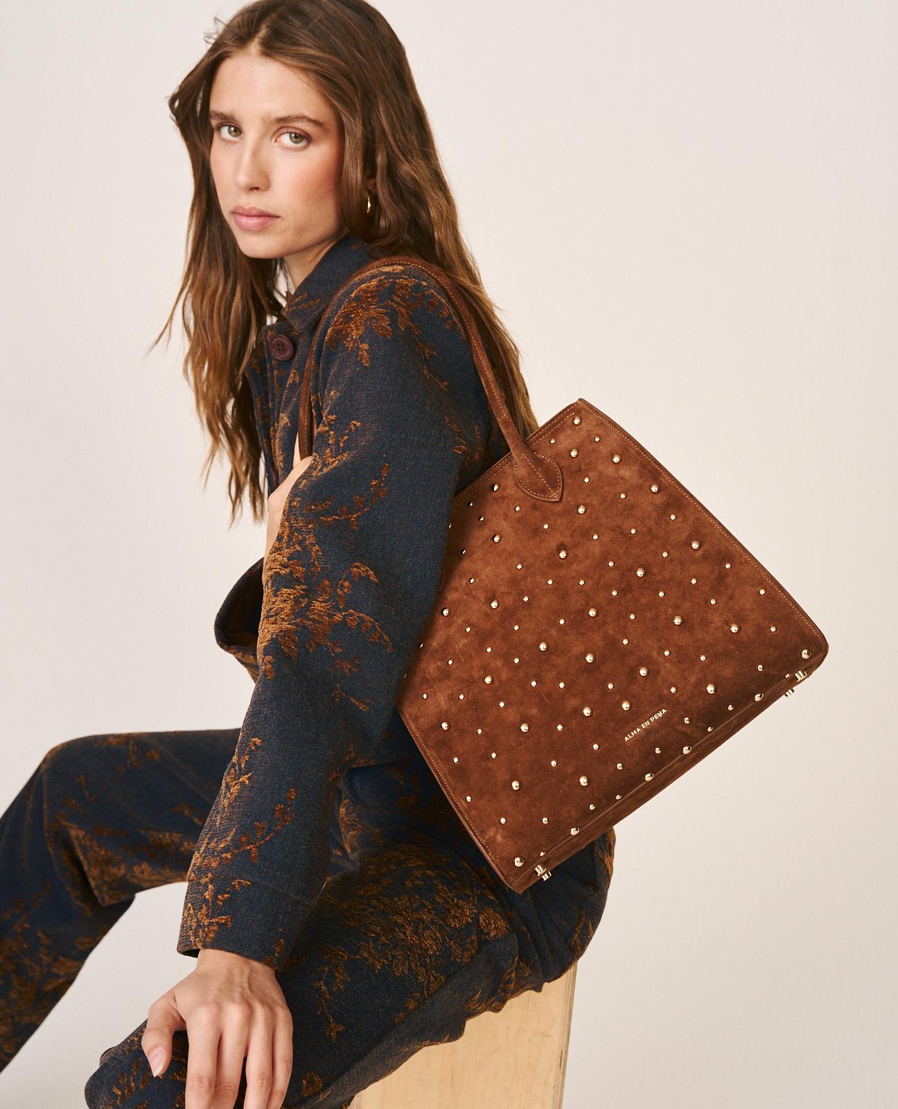 BOLSO TOTE PIEL CON TACHAS METÁLICAS