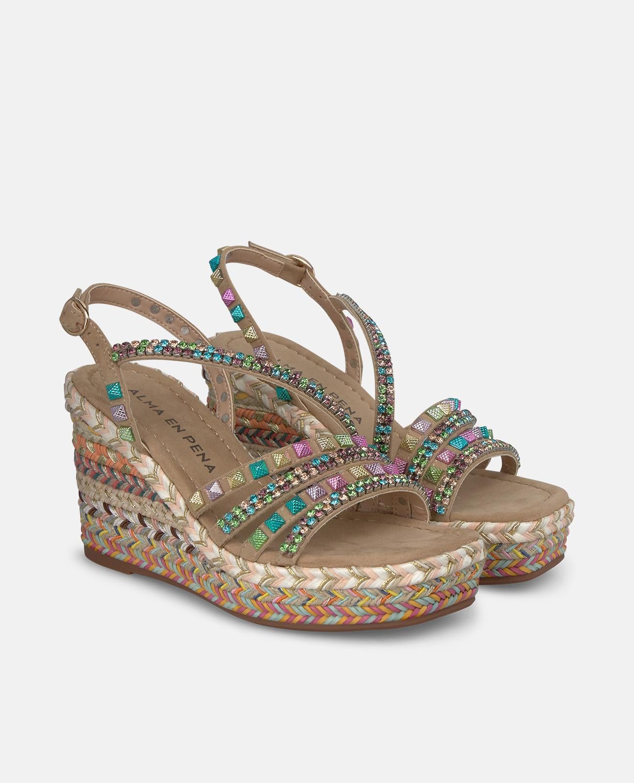 SANDALIA PLATAFORMA ESPARTO CON TRIPLE TIRA CON TACHAS