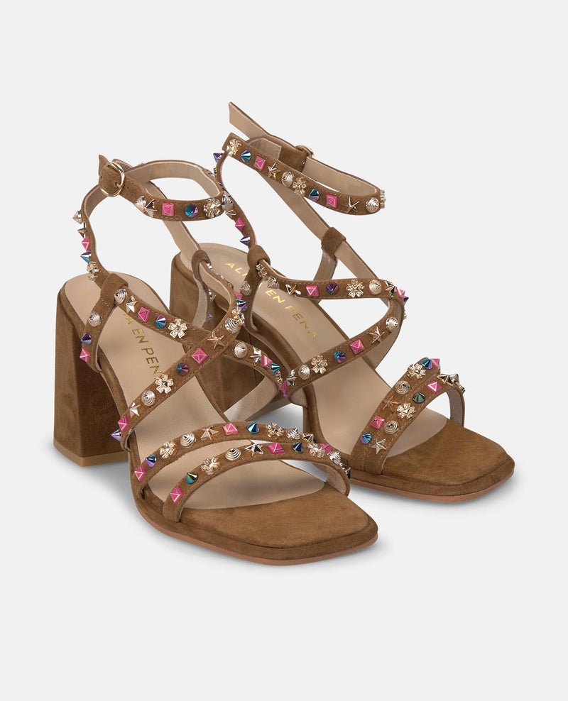 SANDALIA CON TACHAS DE COLORES