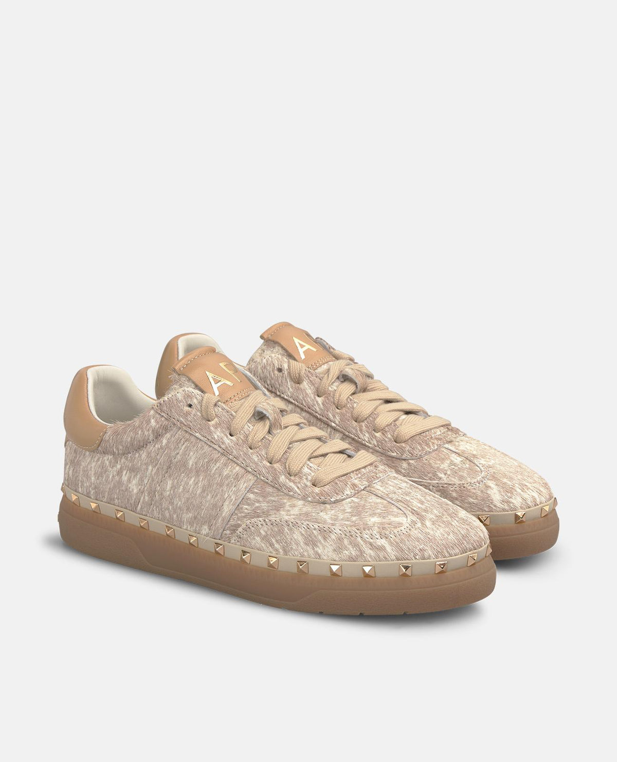 DEPORTIVA PELO CON TACHAS METÁLICAS