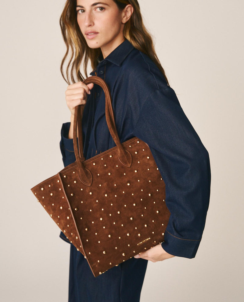 MALA TOTE EM PELE COM TACHAS METÁLICAS