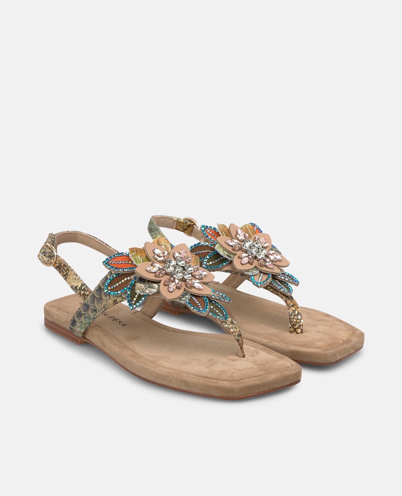 SANDALIA PLANA EN T CON DETALLE FLOR