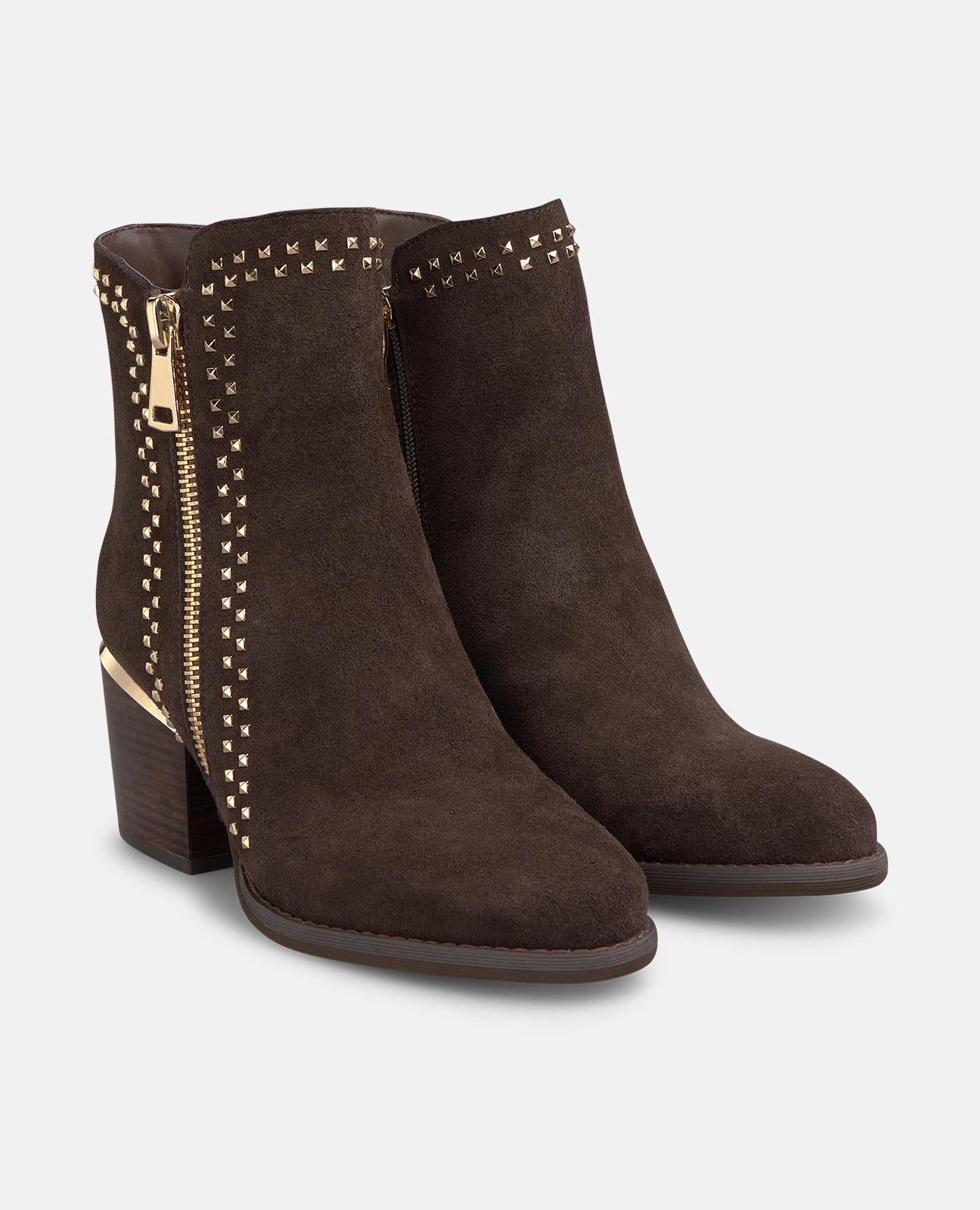 BOTÍN EN ANTE CON TACHAS METÁLICAS