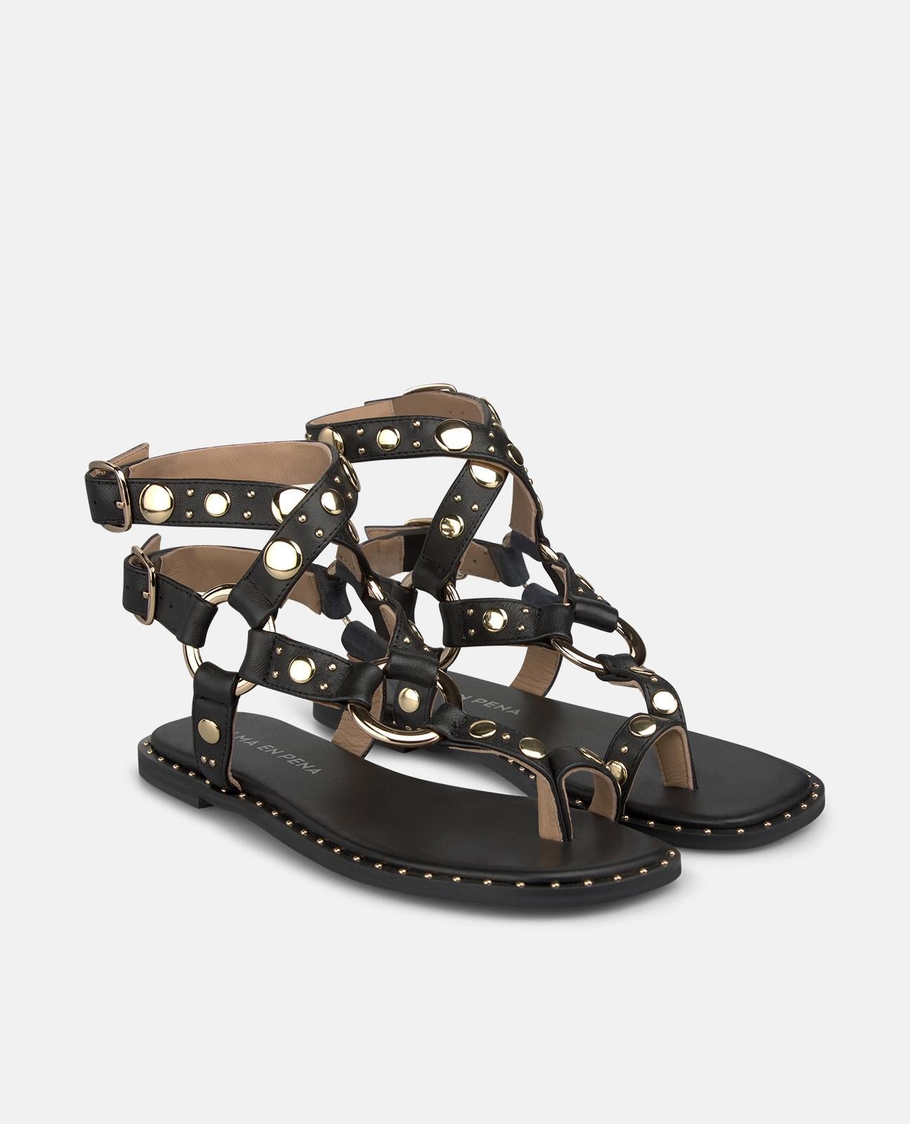 SANDÁLIA COM TACHAS