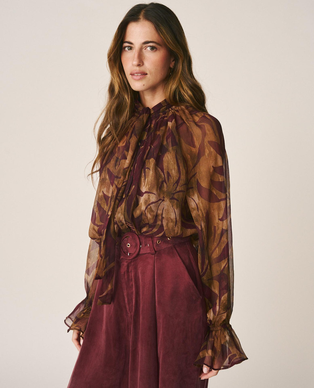BLUSA DE GASA COM MOTIVOS FLORAIS