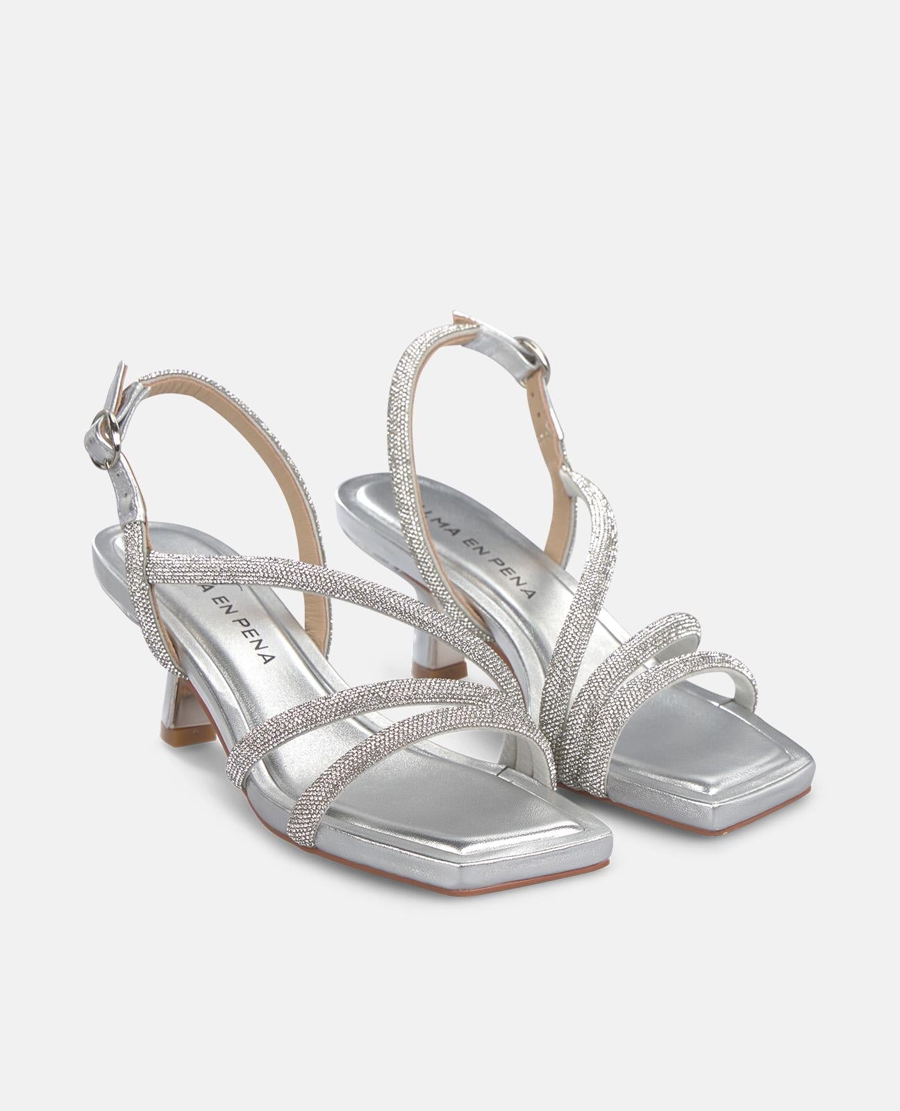 SANDALIA DE TIRAS DIAGONALES METALIZADA