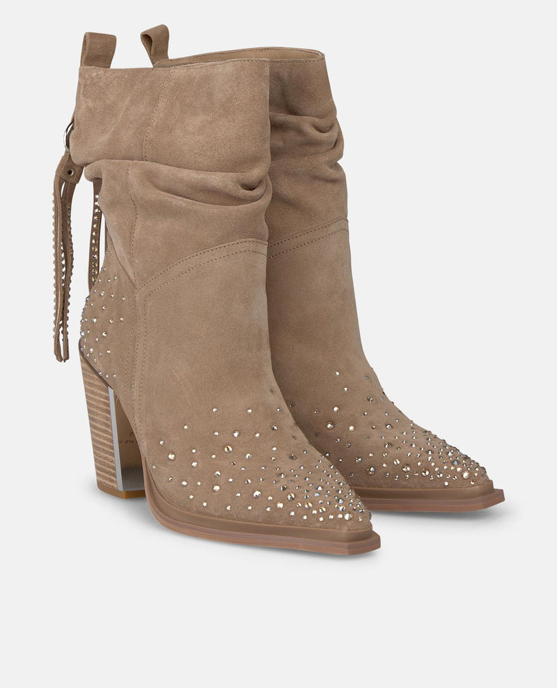 BOTTE DE CHEVILLE AVEC DÉTAILS FRANGÉS