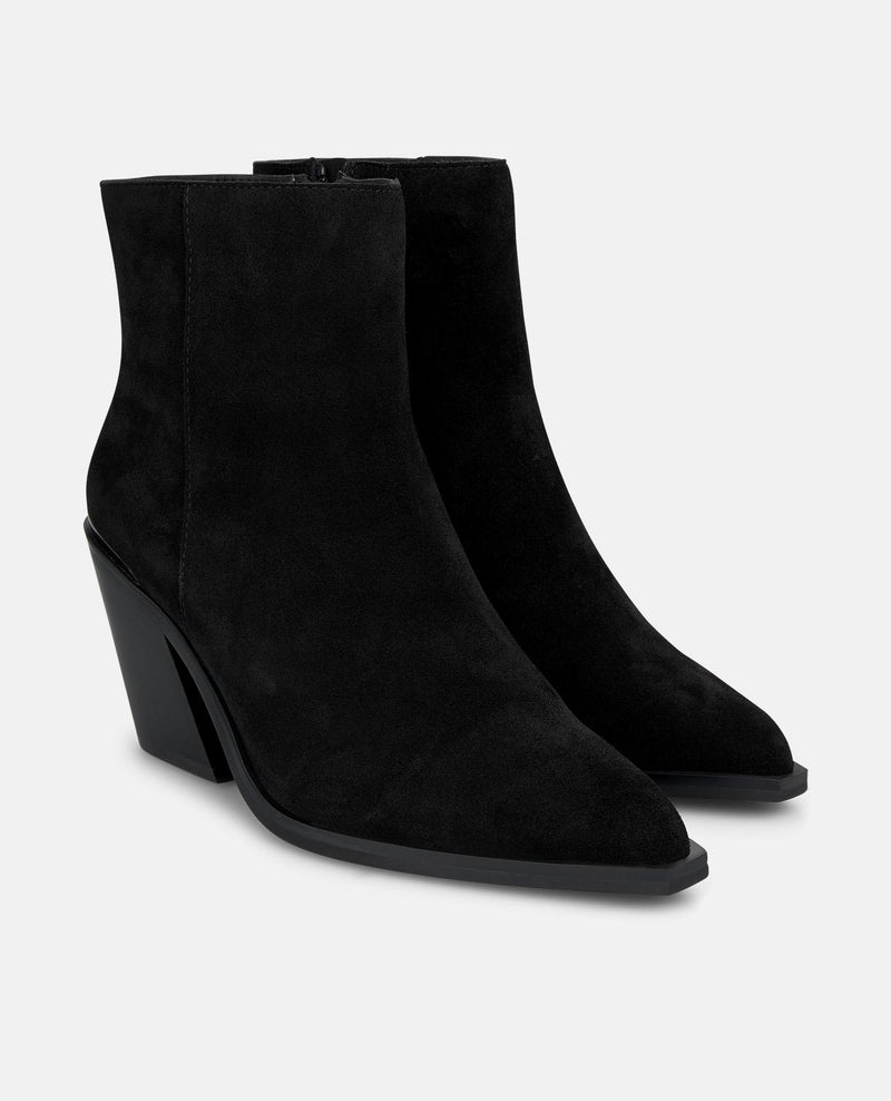 LEATHER ANKLE BOOTS WITH A ZIPPER CLOSURE