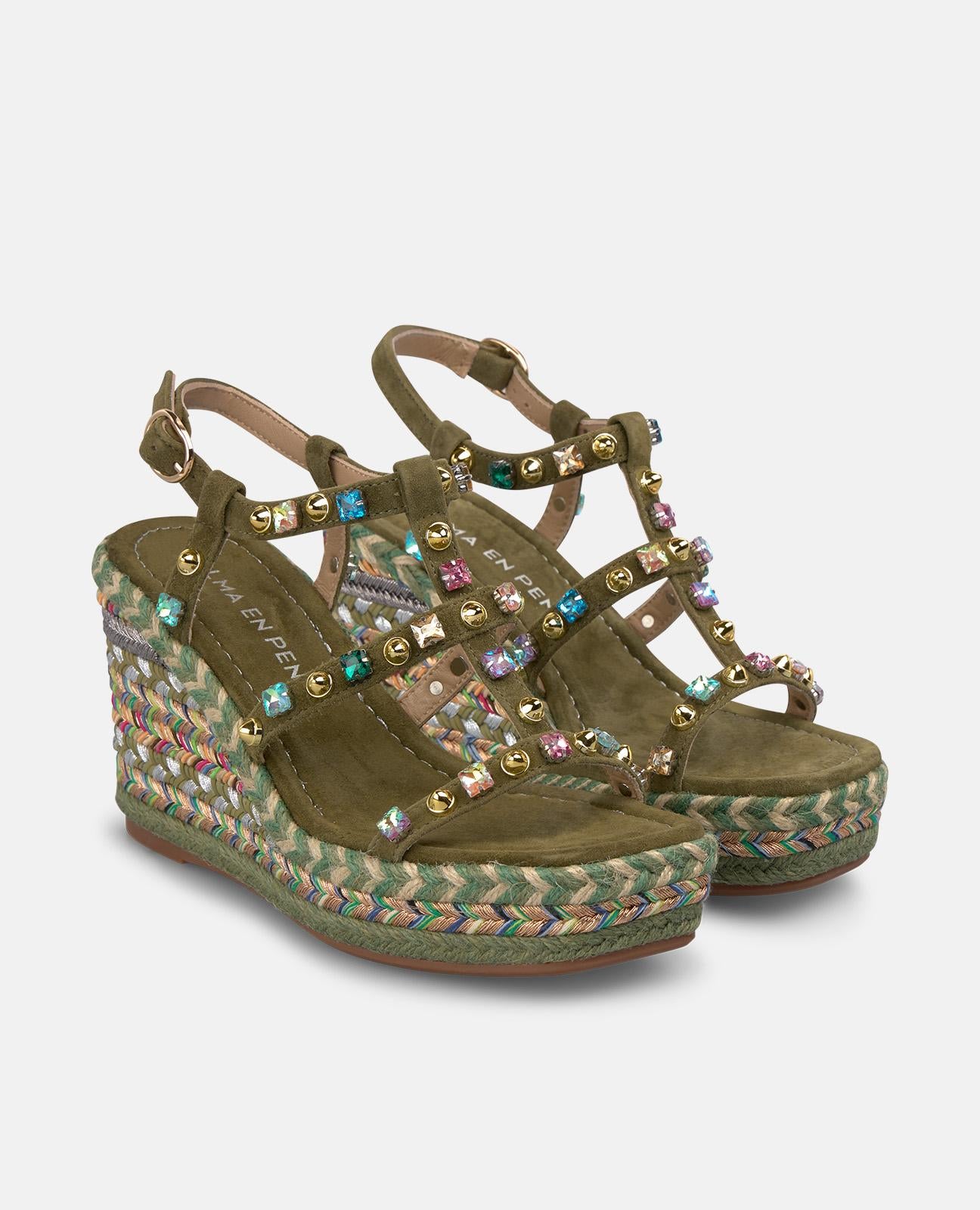 SANDALIA DE ESPARTO CON TACHUELAS EN LA CUÑA