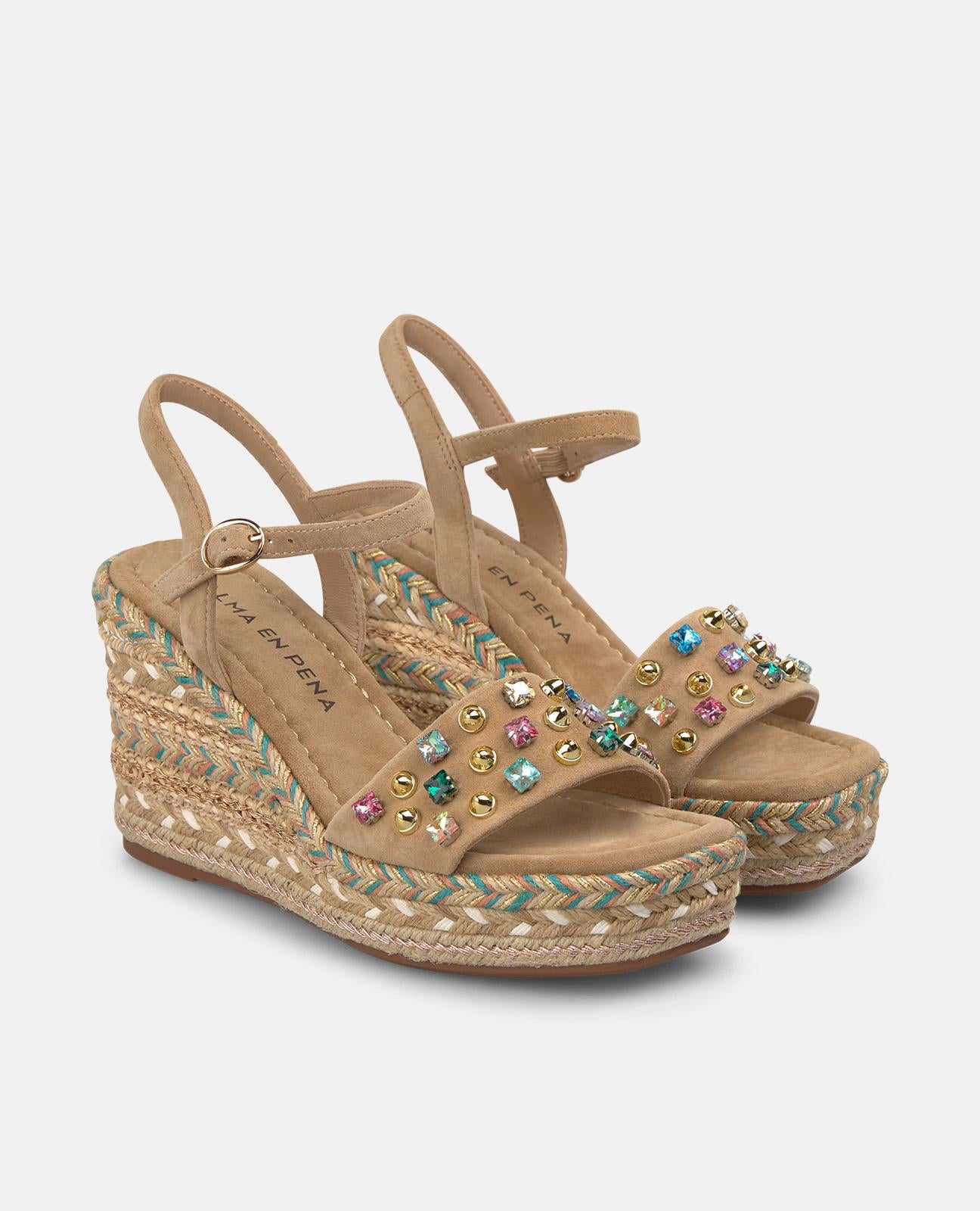 SANDALIA DE ESPARTO CON PEDRERIA EN LA CUÑA