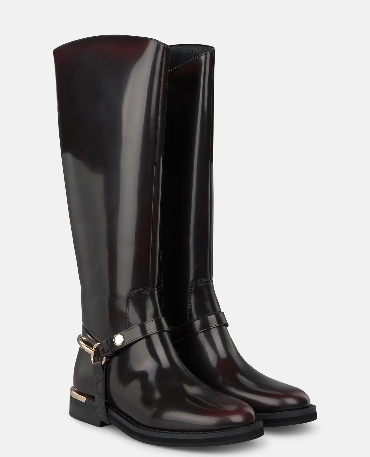 FLACHER STIEFEL MIT METALLIC-DETAILS