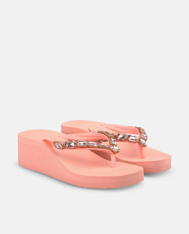 SANDALIA BAÑO CON PLATAFORMA DETALLE MINIMALISTA
