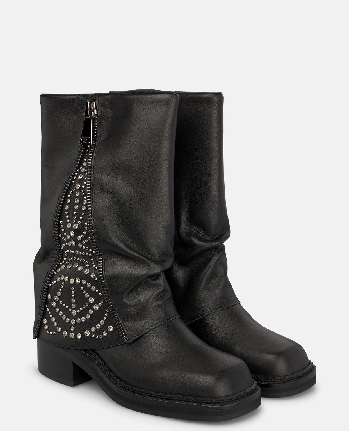 STIVALE IN NAPPA CON BORCHIE METALLICHE