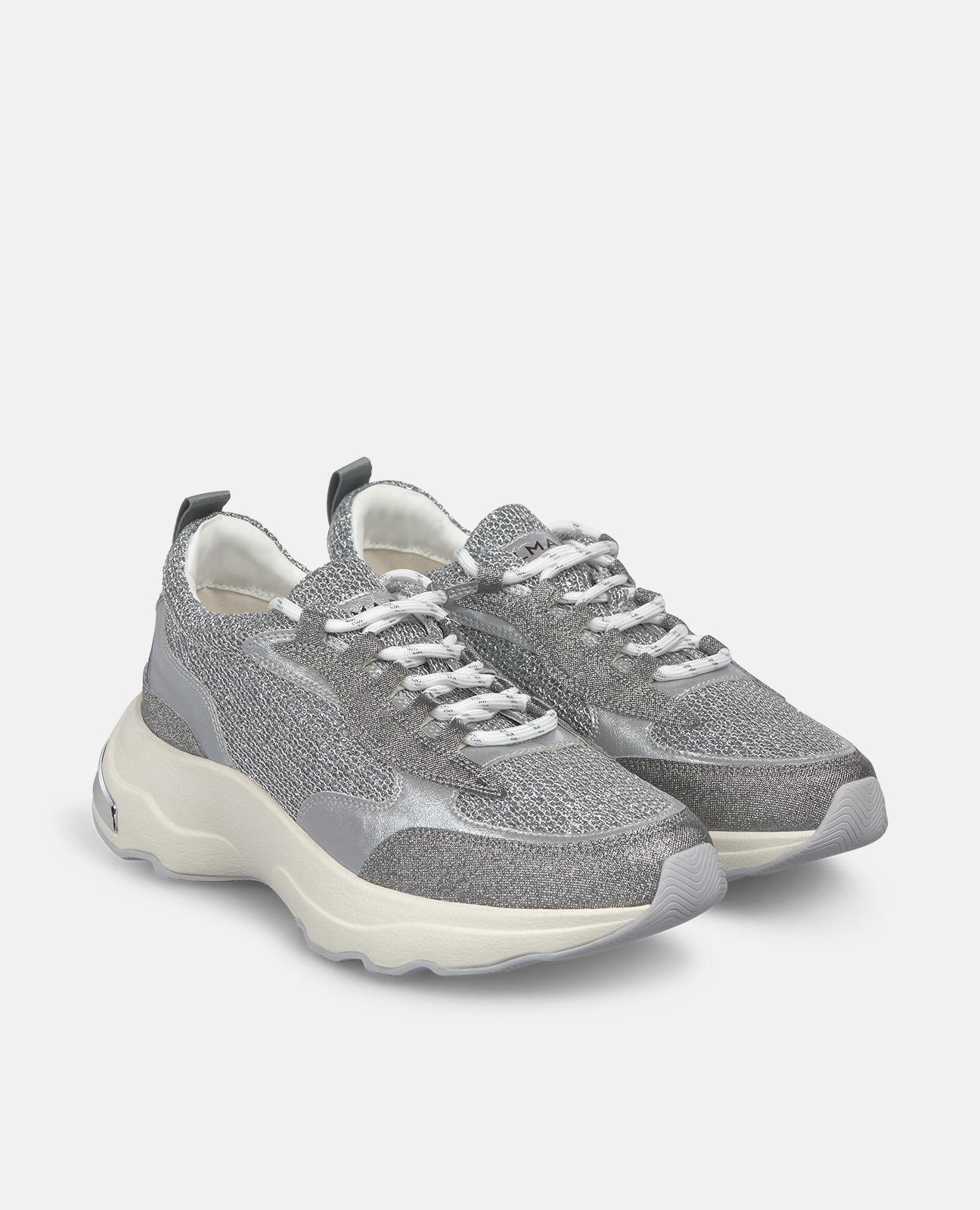 DEPORTIVA CON PLATAFORMA DETALLES METALICOS
