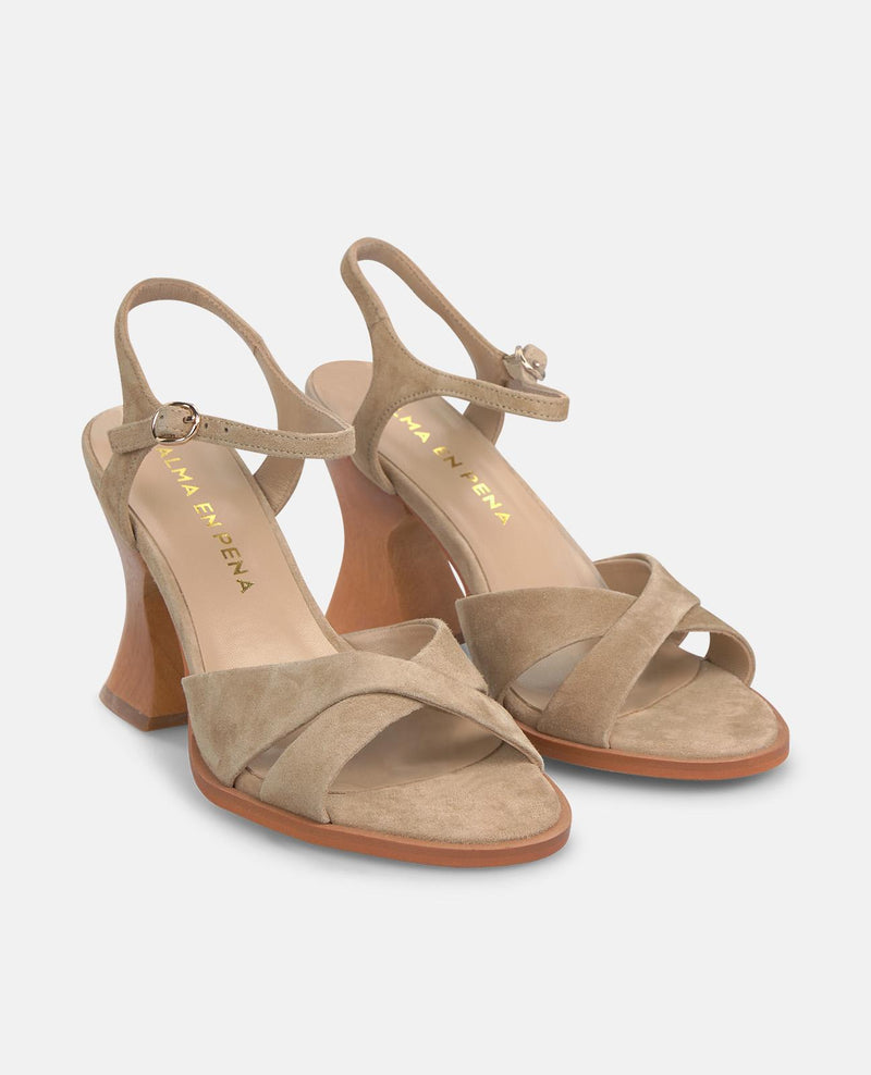 SANDÁLIA COM SALTO DE MADEIRA