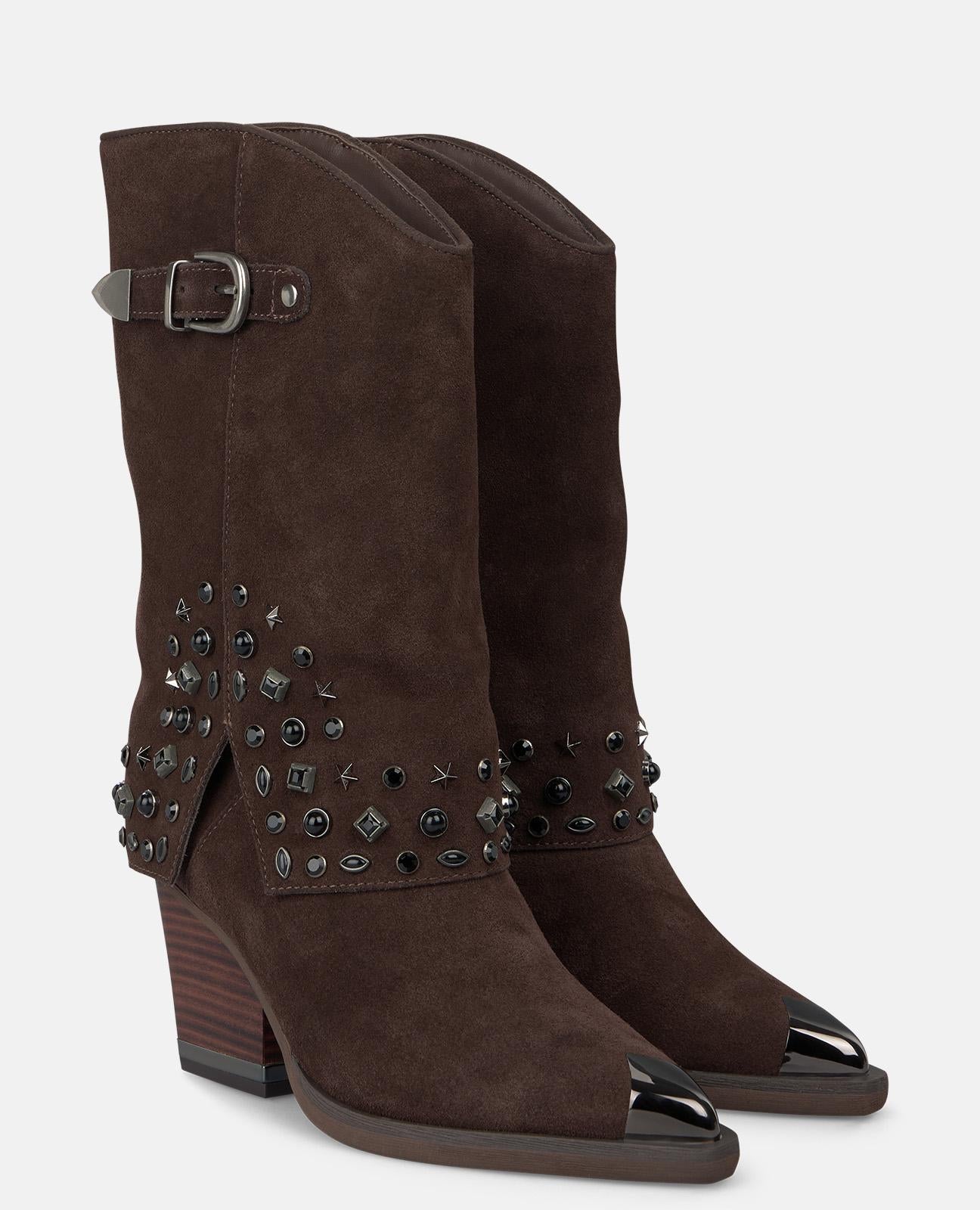 BOOT WITH BUCKLE STUDS