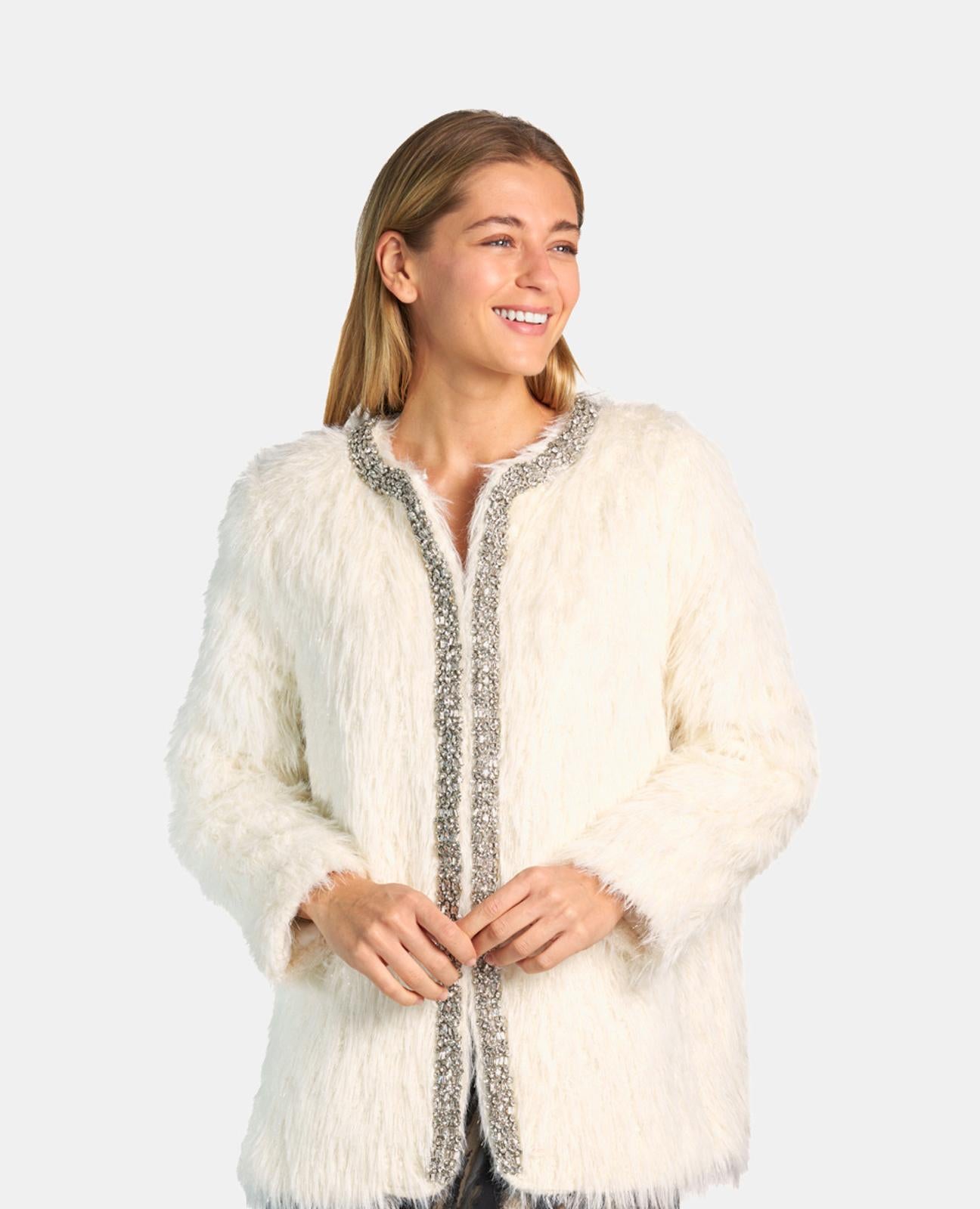 CAPPOTTO EFFETTO PELLICCIA CON DETTAGLI