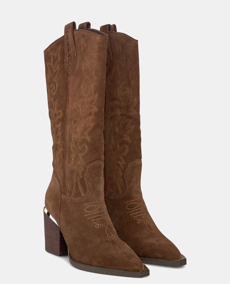 BOTA DE VAQUEIRO BORDADA COM SALTO