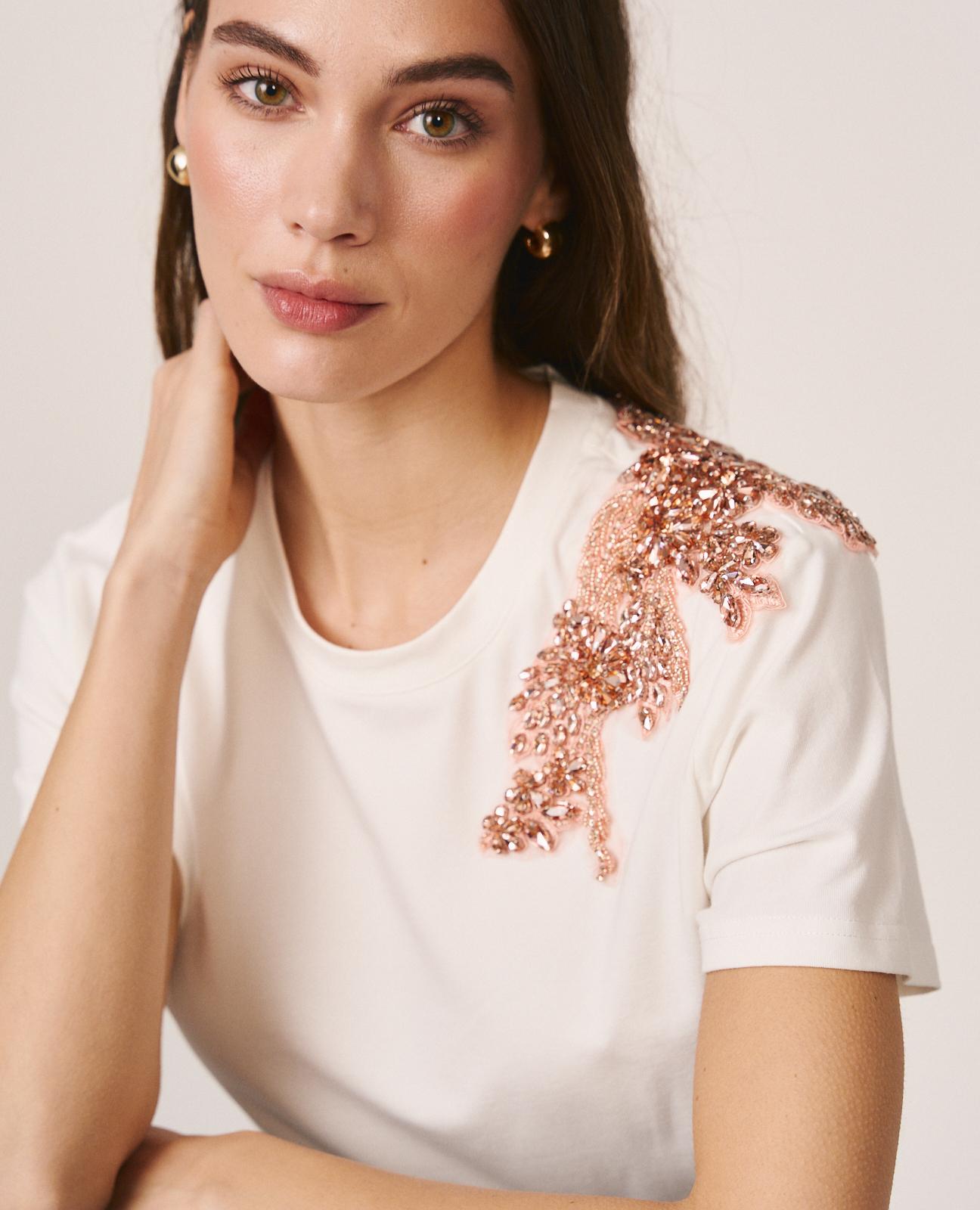 CAMISETA COM OMBROS DECOTADOS