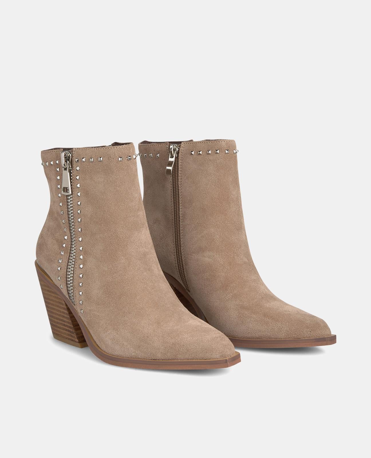 BOTTINES À TALONS ET À CLOUS