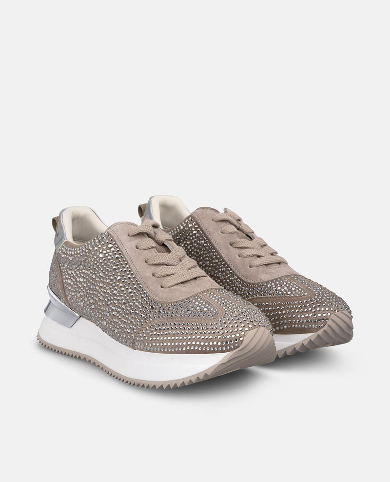 Ténis com brilhos e sola grossa