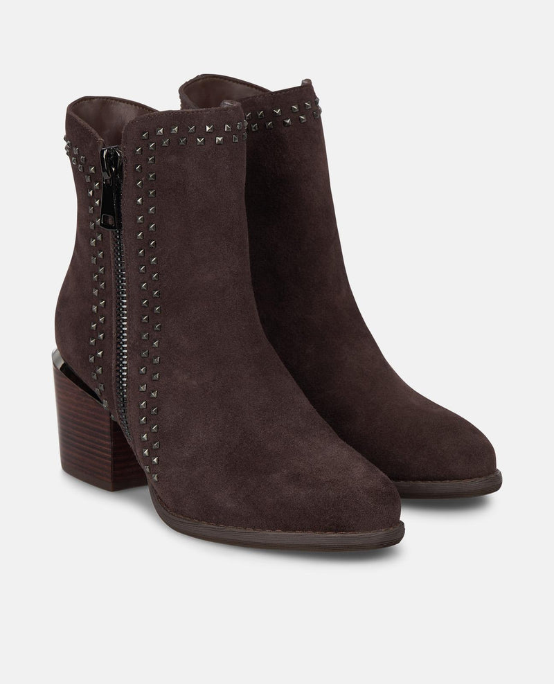 LOW ANKLE BOOTS WITH STUDS