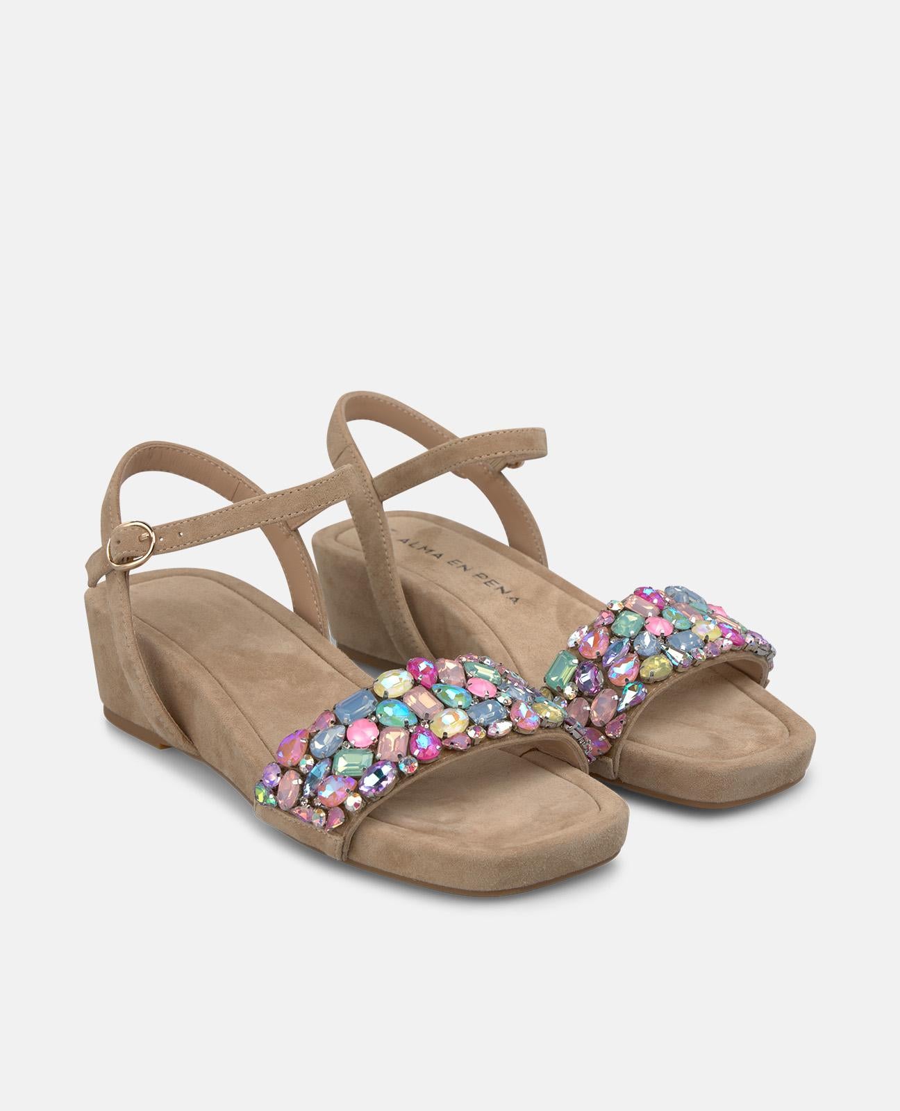 SANDALIA CUÑA TIRA ANCHA PEDRERIA
