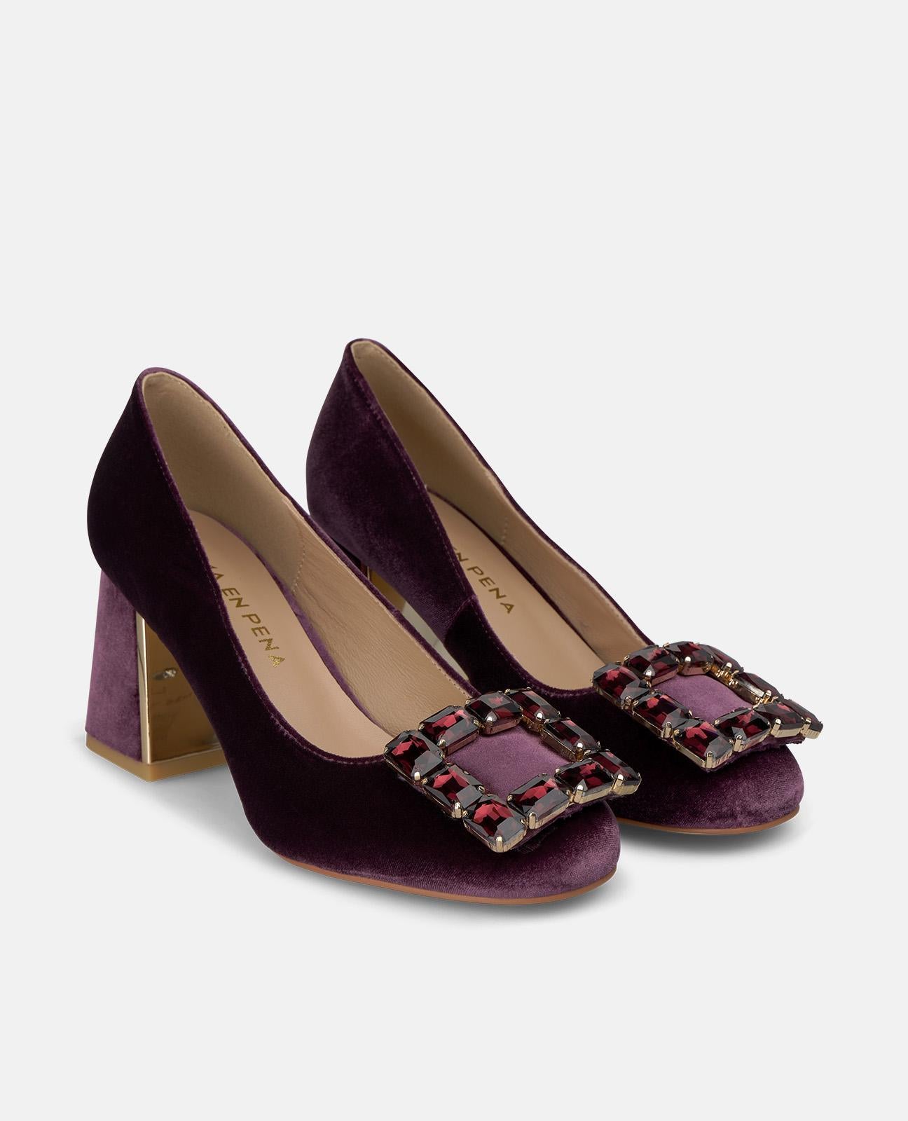 ZAPATO TACÓN DE TERCIOPELO CON ADORNO