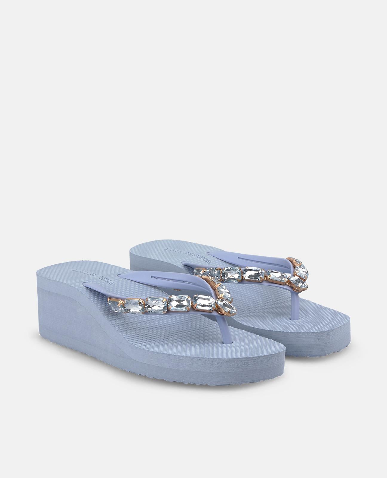 SANDALIA BAÑO CON PLATAFORMA DETALLE MINIMALISTA