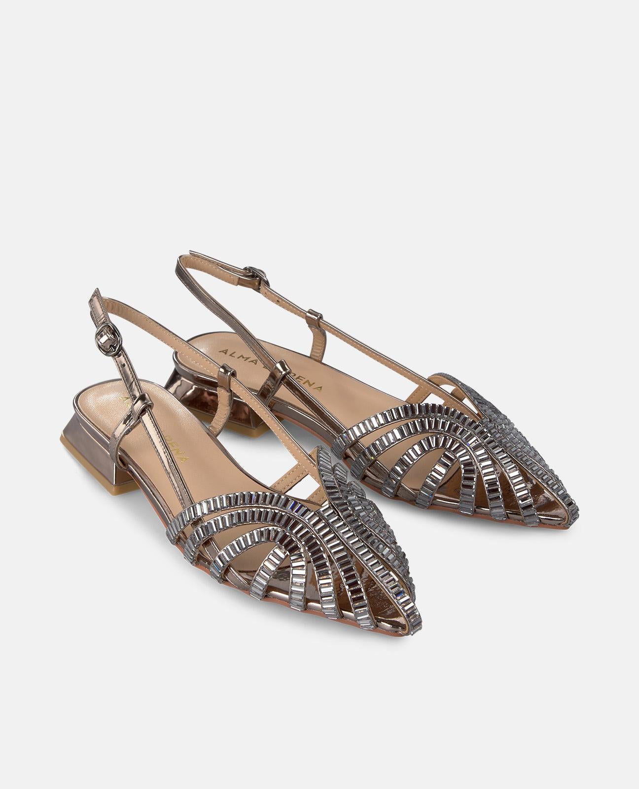 STRASSBESETZTE CLOGS