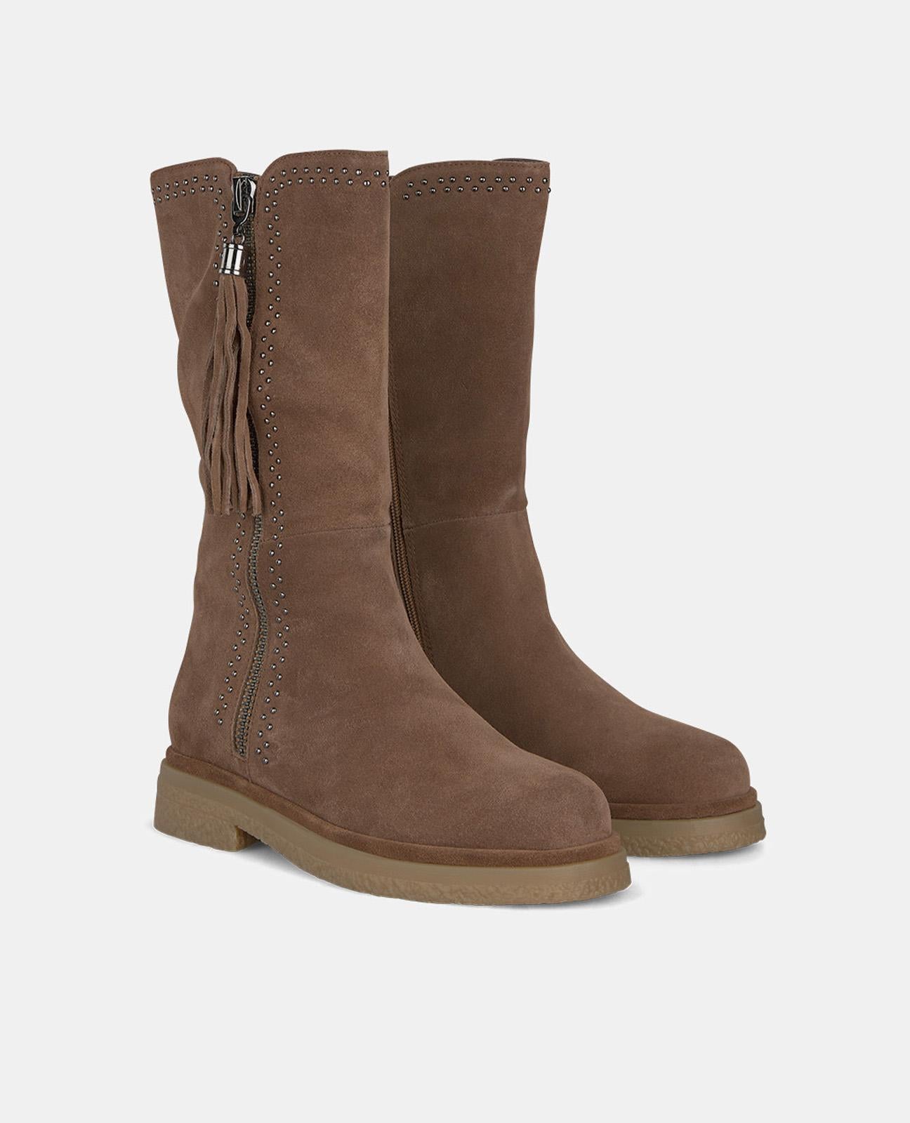 BOTA DE TORNOZELO COM BORLAS