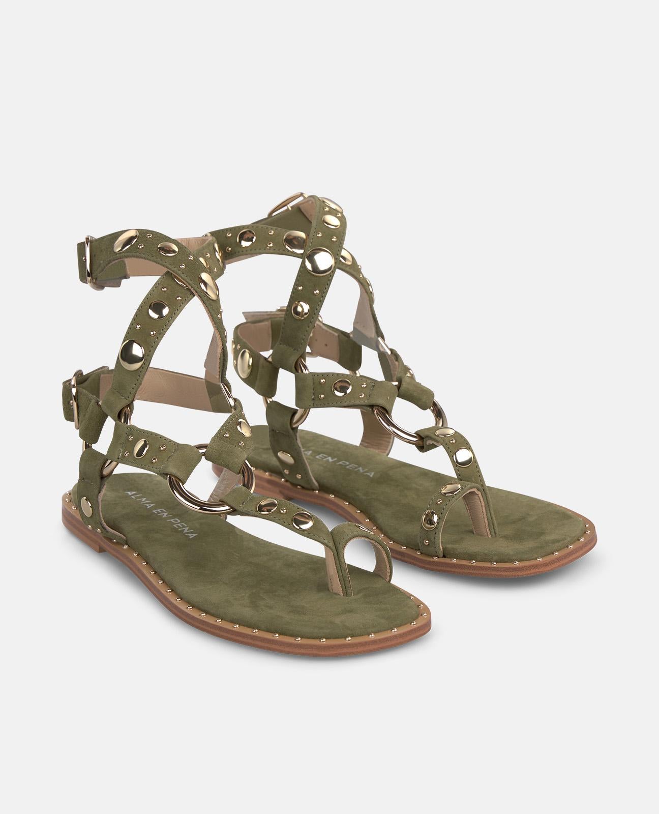 SANDÁLIA COM TACHAS