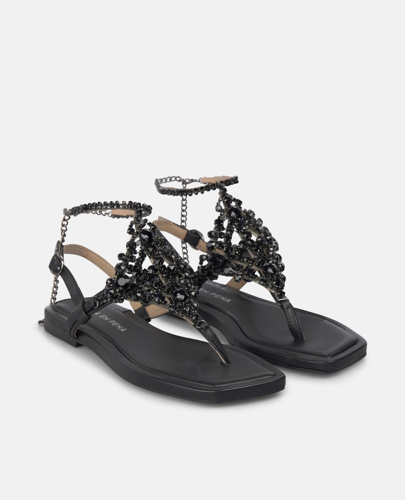 SANDALIA PLANA CON ADORNO EN NAPA