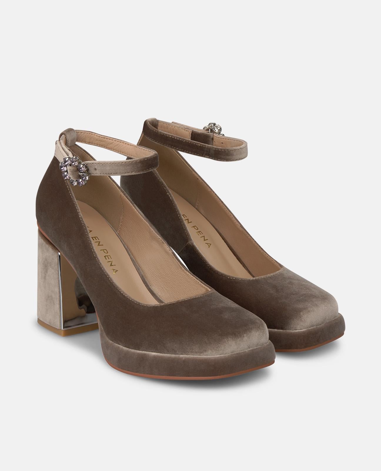 ZAPATO TACÓN ANTE CON CIERRE DE PULSERA