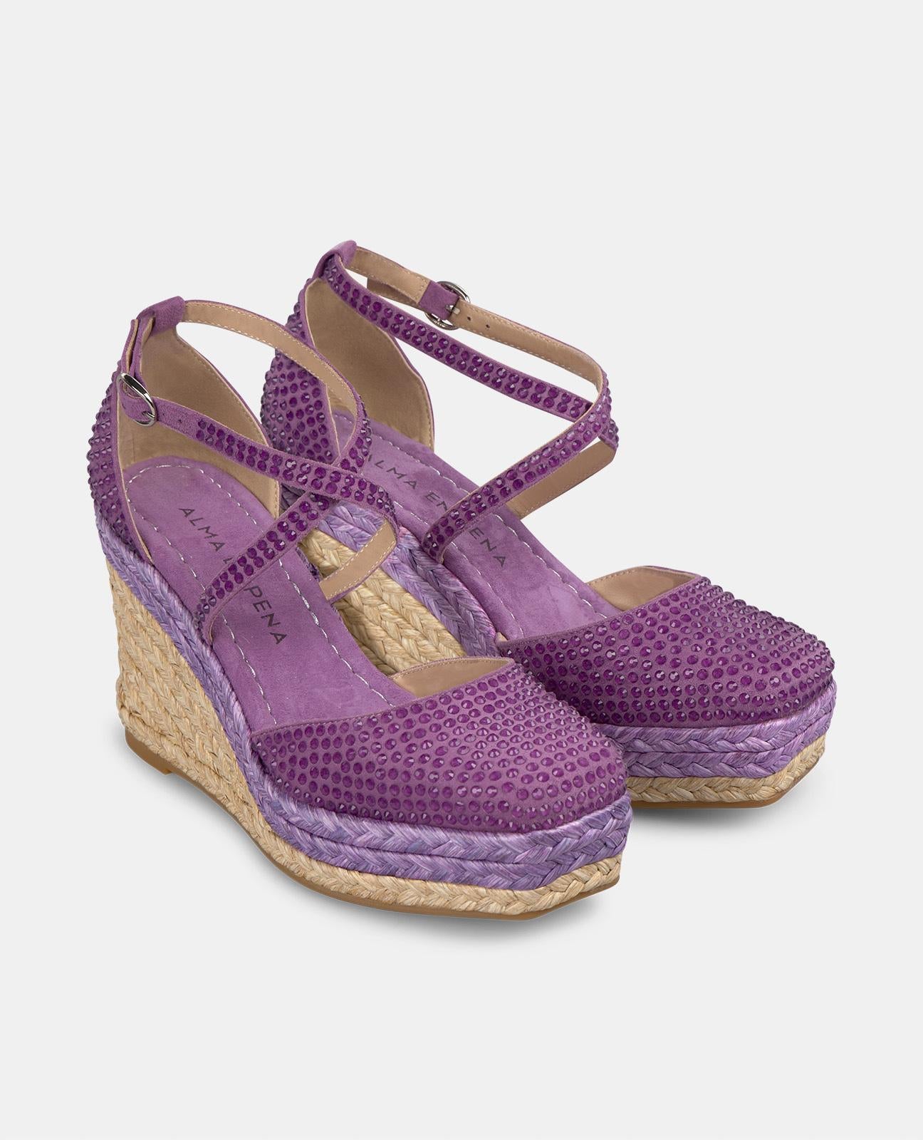 WEDGE WITH CROSSED STRIPS