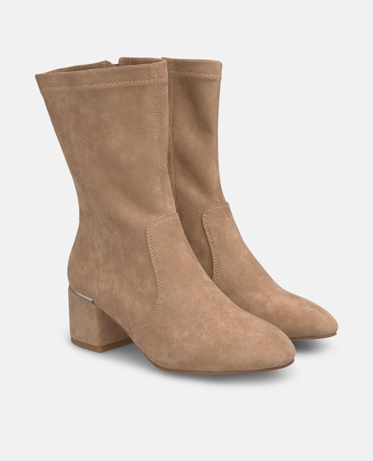 BOTÍN AJUSTADO CON TACÓN