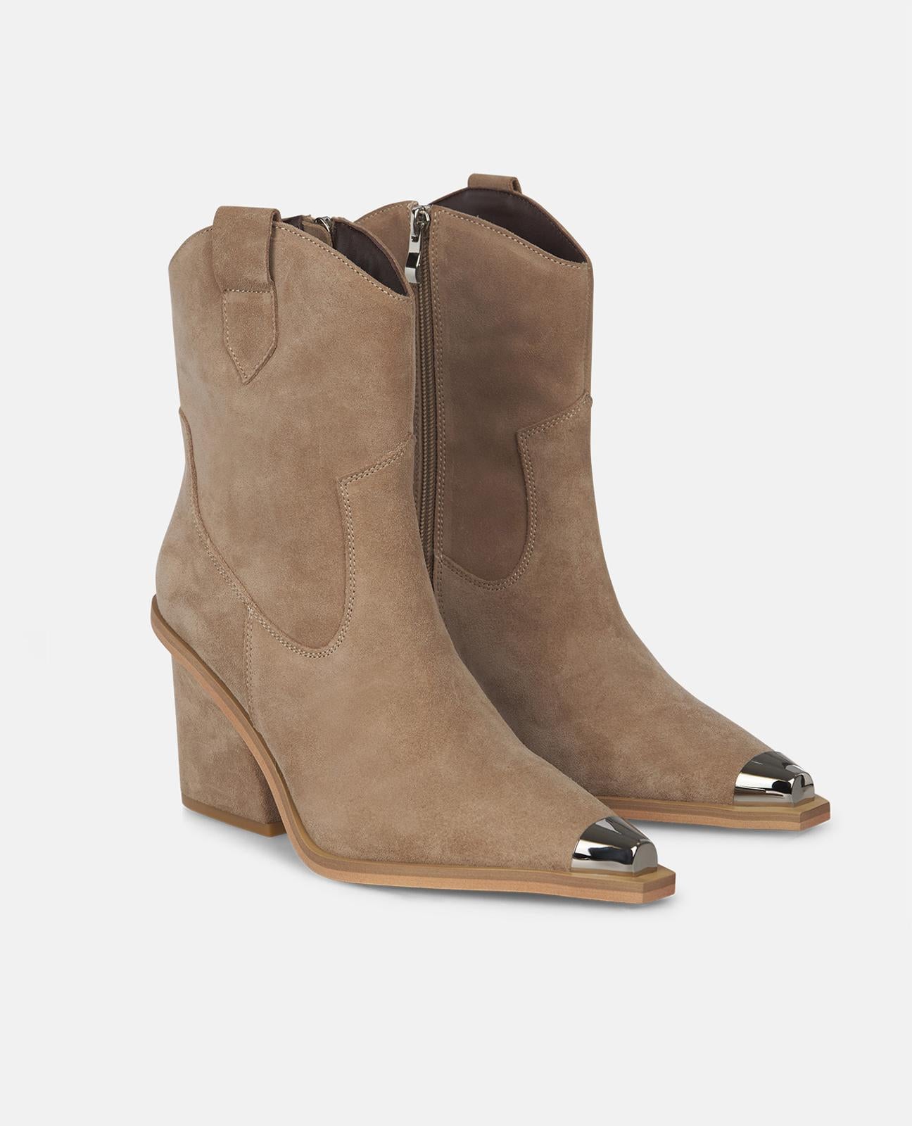 BOTTE DE CHEVILLE TEXTURÉE AVEC DÉTAILS MÉTALLIQUES