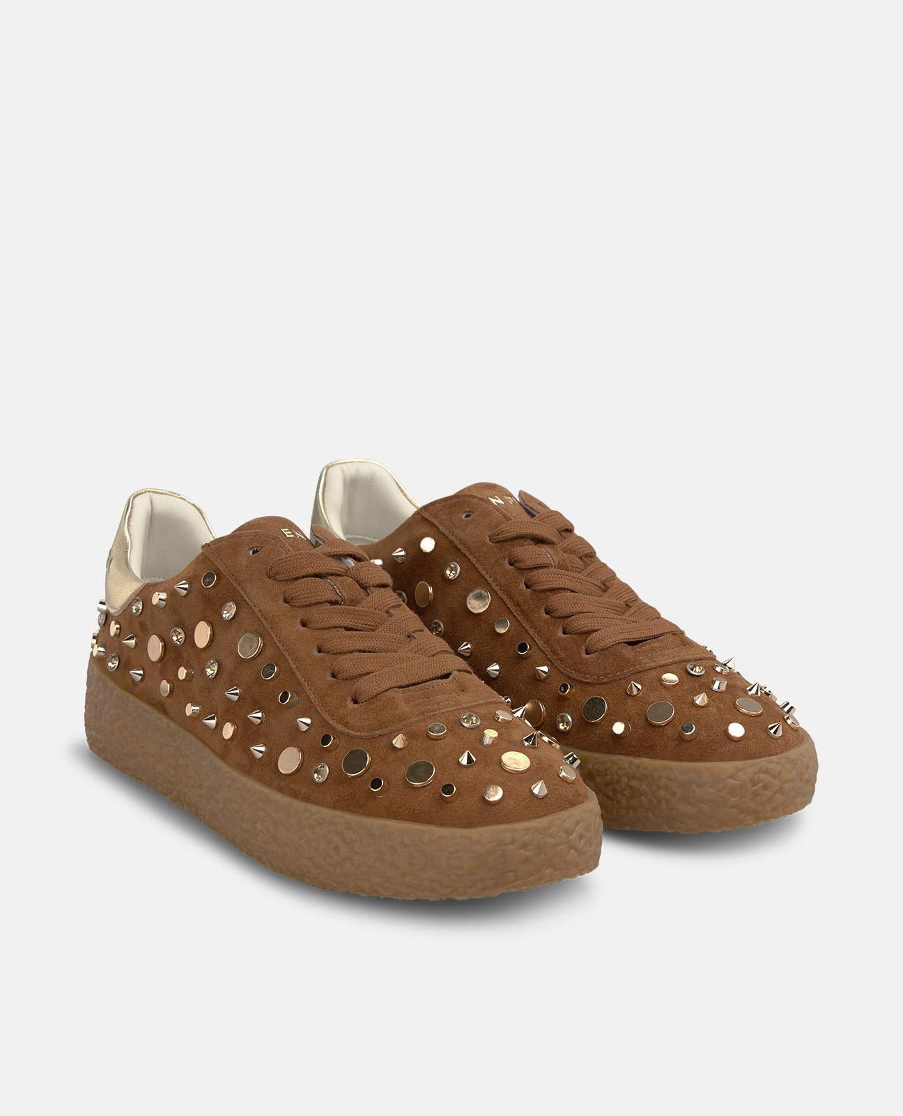DEPORTIVA DE ANTE CON TACHAS METÁLICAS