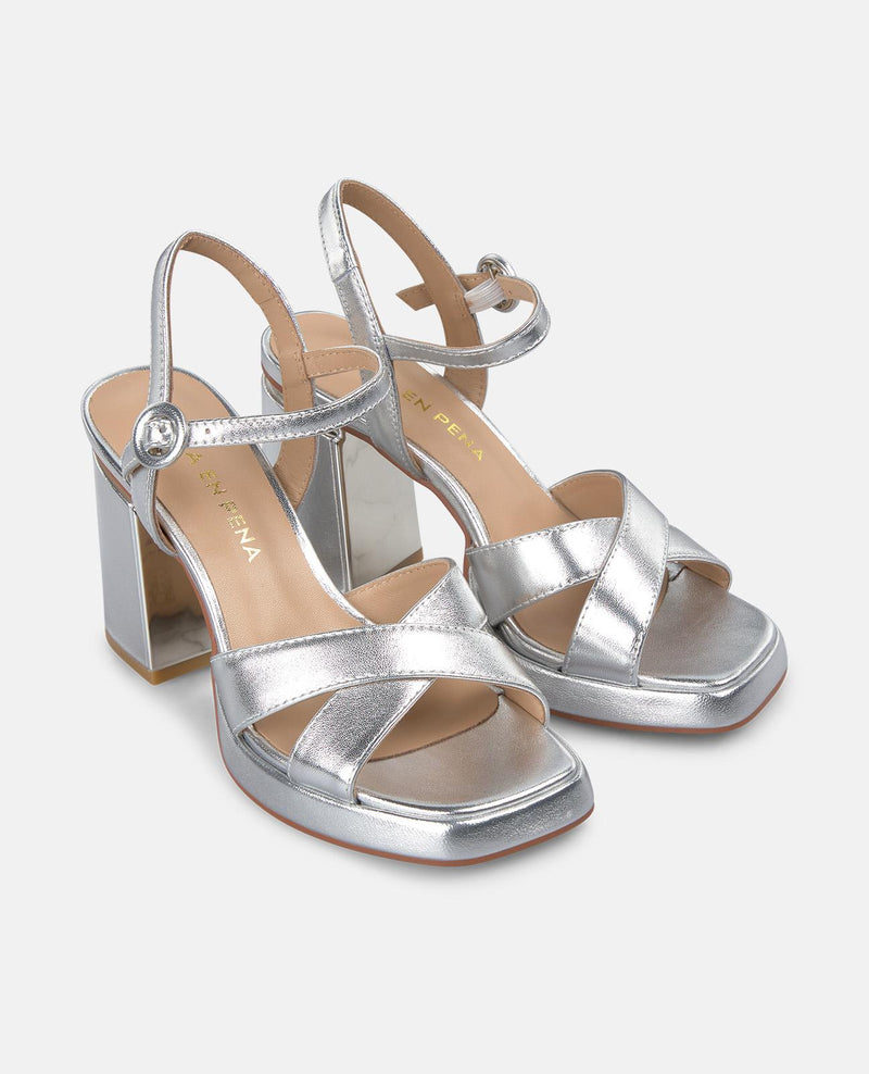 SANDÁLIA COM TIRAS DE FIVELA CRUZADAS