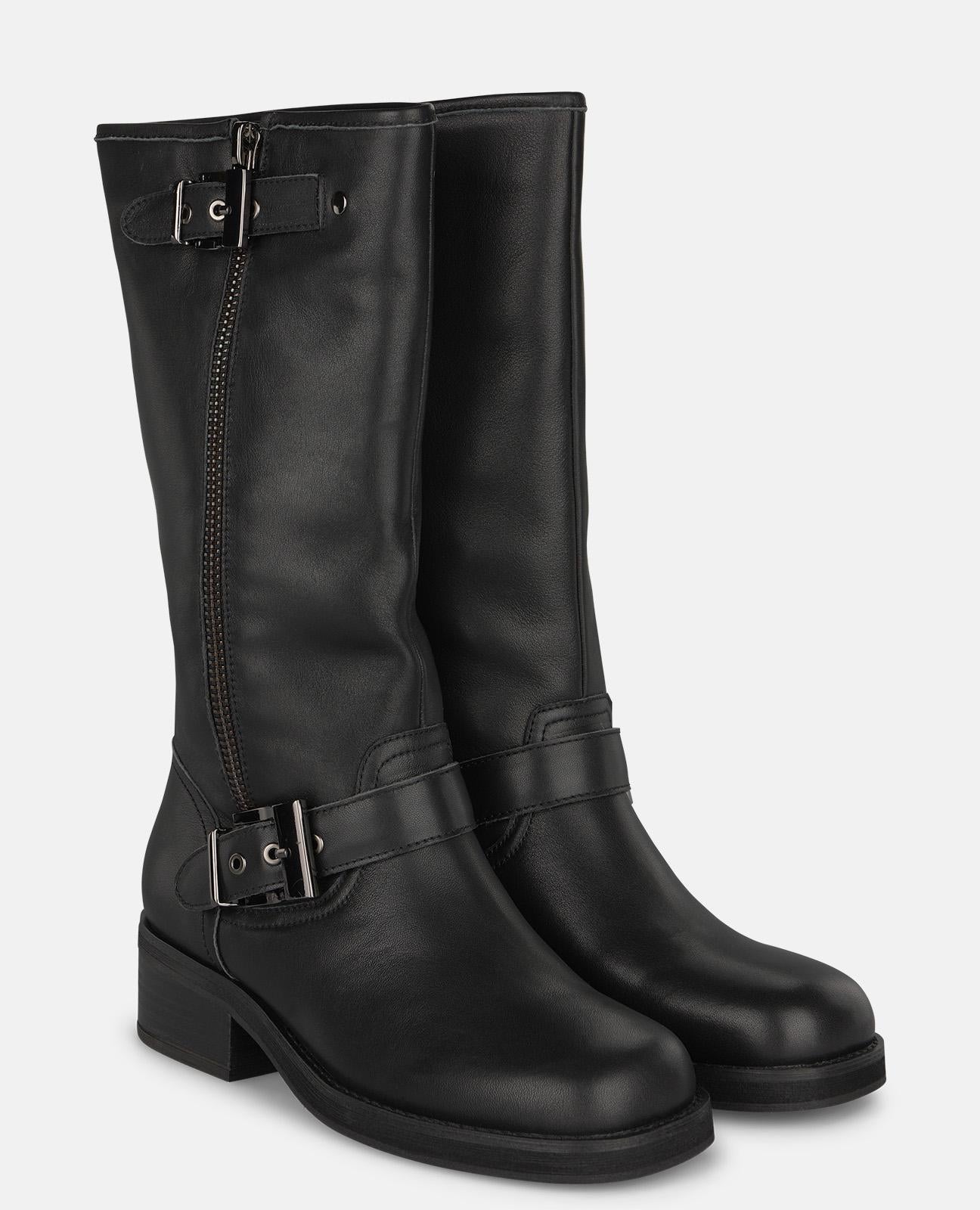 BOTA CON TACHAS METÁLICAS