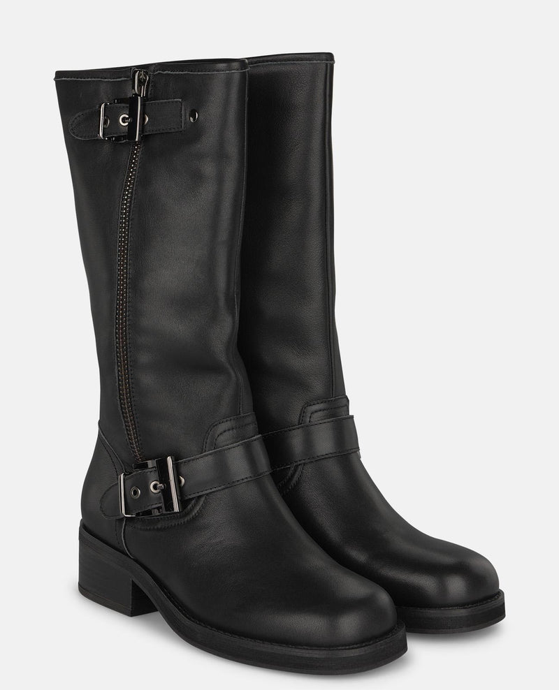 BOTA CON TACHAS METÁLICAS